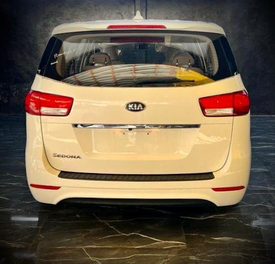 KIA Sedona 7 Seater Rental Dubai – Family Luxury Van with Chauffeur - Image 3