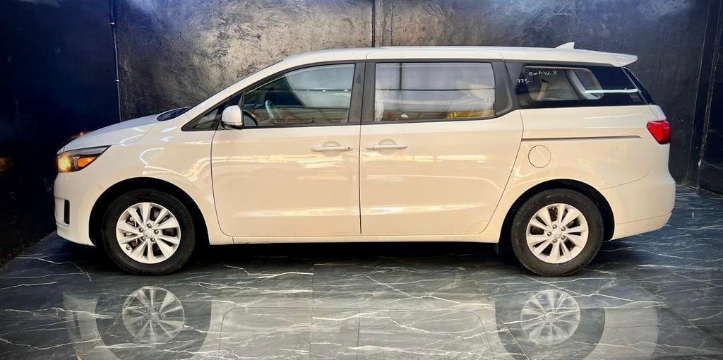 KIA Sedona 7 Seater Rental Dubai – Family Luxury Van with Chauffeur - Image 2